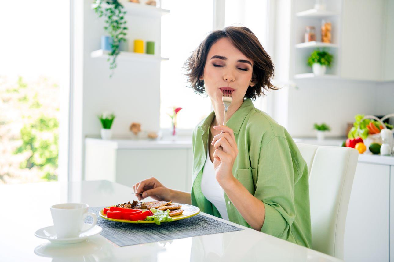 Τρώγοντας με τα μάτια κλειστά/ Φωτογραφία: Shutterstock