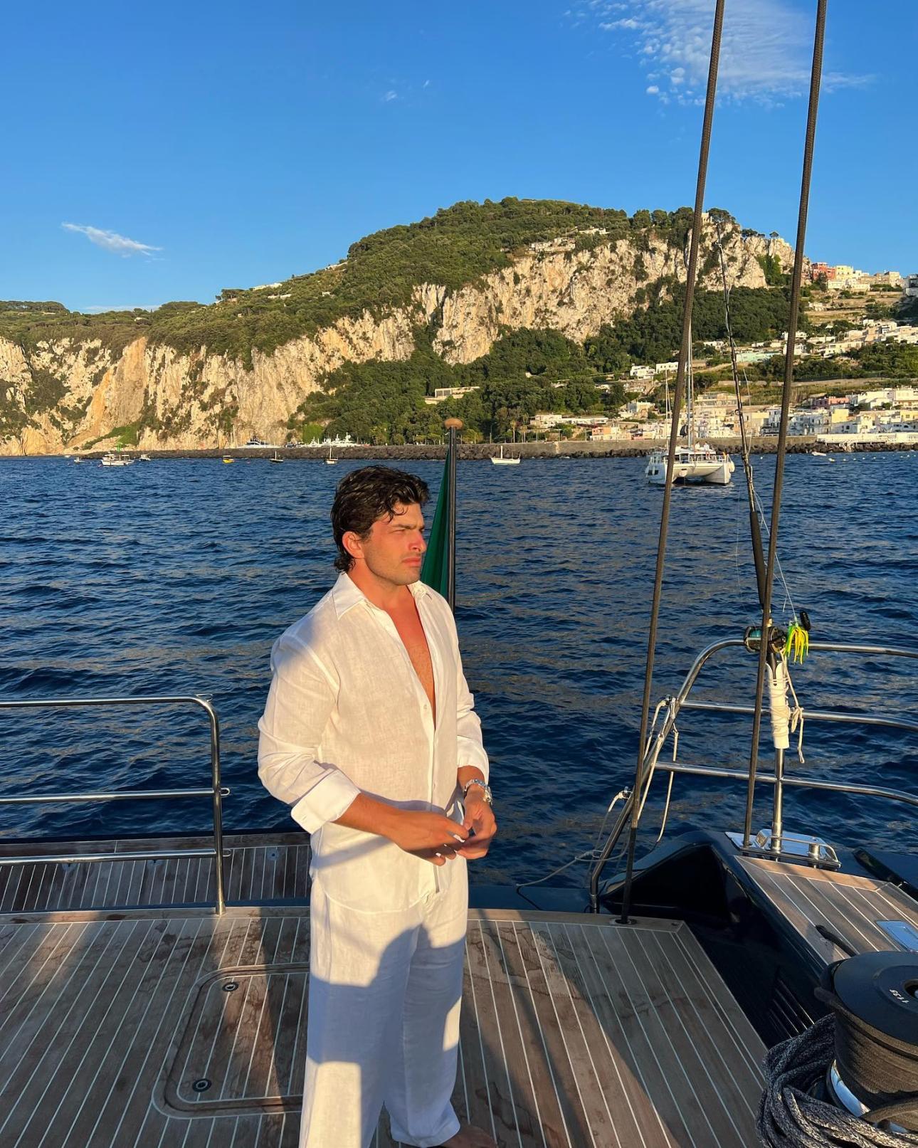 Ανάμεσα στην υψηλή ραπτική και τη μουσική, ο Edoardo Ferragamo χαράζει το δικό του μονοπάτι, πάντα με φινέτσα.