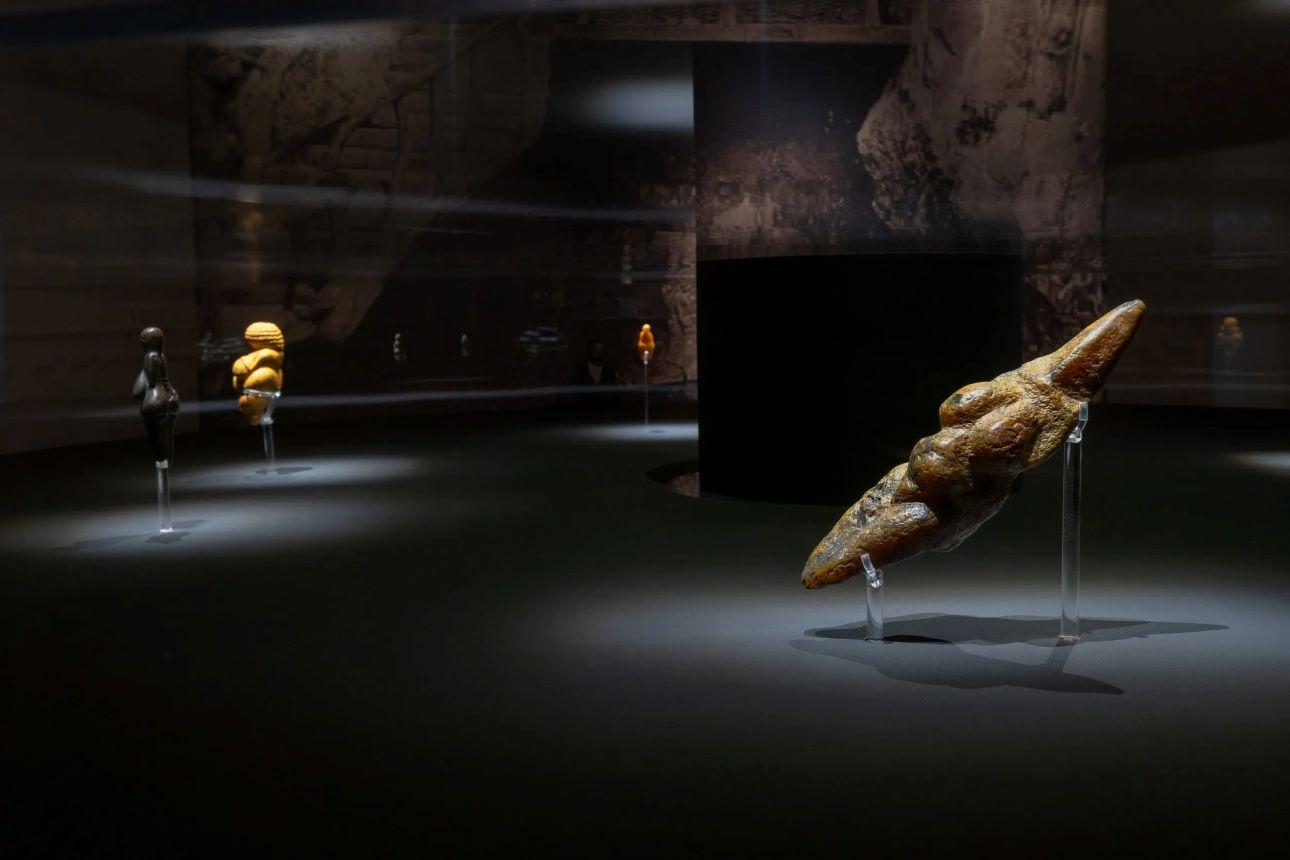 Γενική άποψη της έκθεσης Jeff Koons: «Aφροδίτη» του Lespugue«Αφροδίτη του Lespugue» (οπίσθια όψη), 28.000 χρόνια πριν το παρόν 