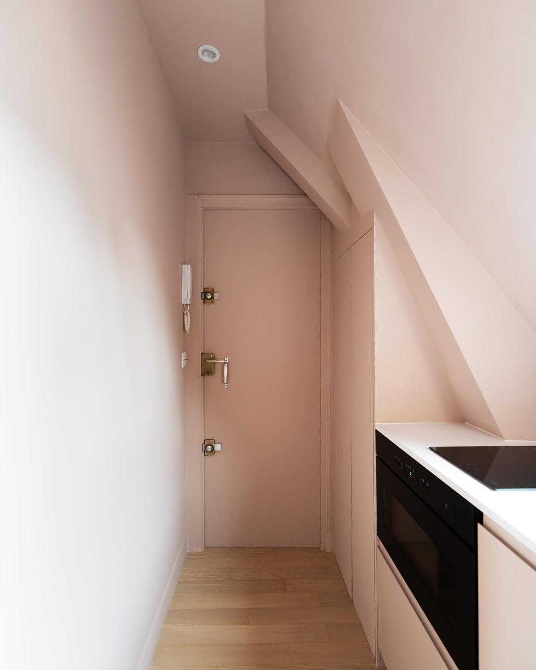 Η κουζίνα βάφεται στην απόχρωση του «ροζ της άμμου» που δίνει απαλότητα και φωτεινότητα/ Φωτογραφία: Instagram/ monconcepthabitation 