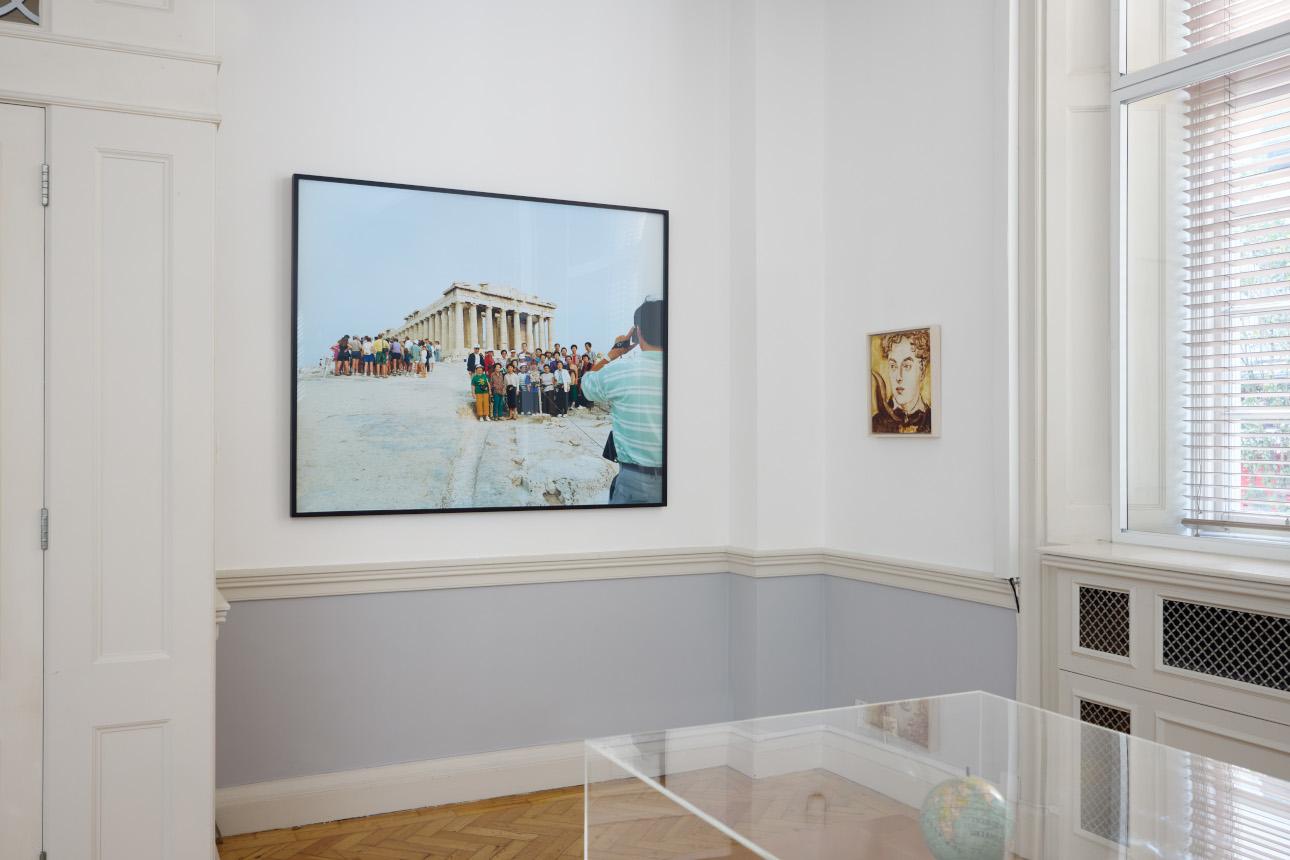 Άποψη της έκθεσης, με έργα των (από αριστερά):  Martin Parr, ﻿Acropolis. Athens, Greece/  Elizabeth Peyton, Lord Byron/ Φωτογραφία:  Irene Y. Panagopoulos Collection 