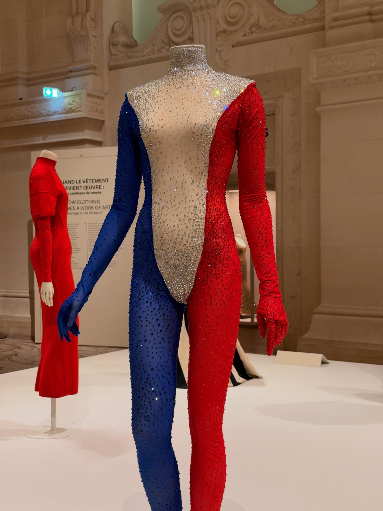  Σκίτσα, πατρόν, κεντήματα και couture δημιουργίες αποκαλύπτουν όσα συμβαίνουν πίσω από τις πόρτες των ατελιέ 