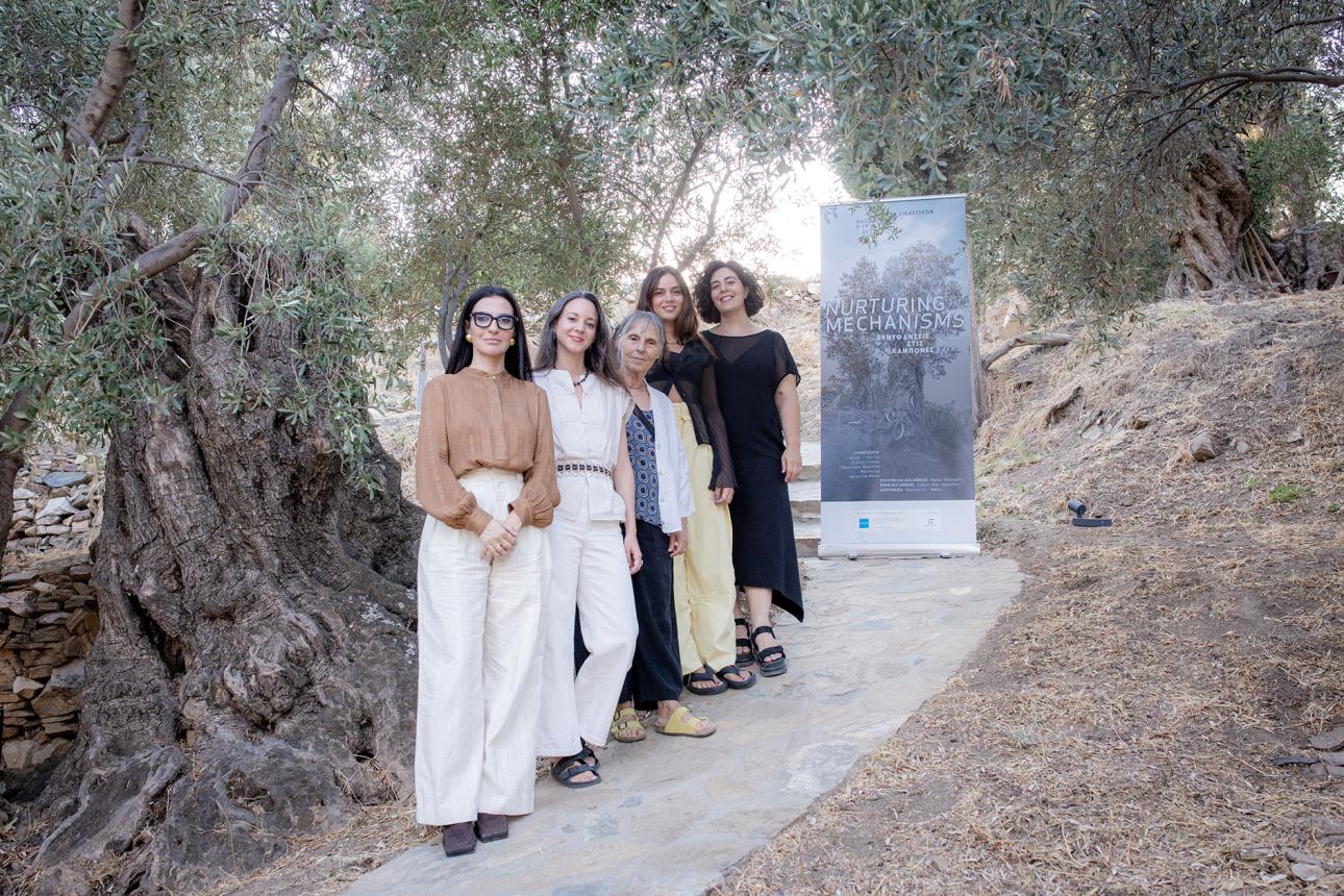 Η εμπνεύστρια της έκθεσης και Πρόεδρος του πολιτιστικού φορέα Πολυκρίτη-Νάξος μαζί με τις τέσσερις καλλιτέχνιδες Κατερίνα Νάκου, Ειρήνη Γκόνου, Μαριάντρη και Σεβαστιάνα Κωνστάκη.