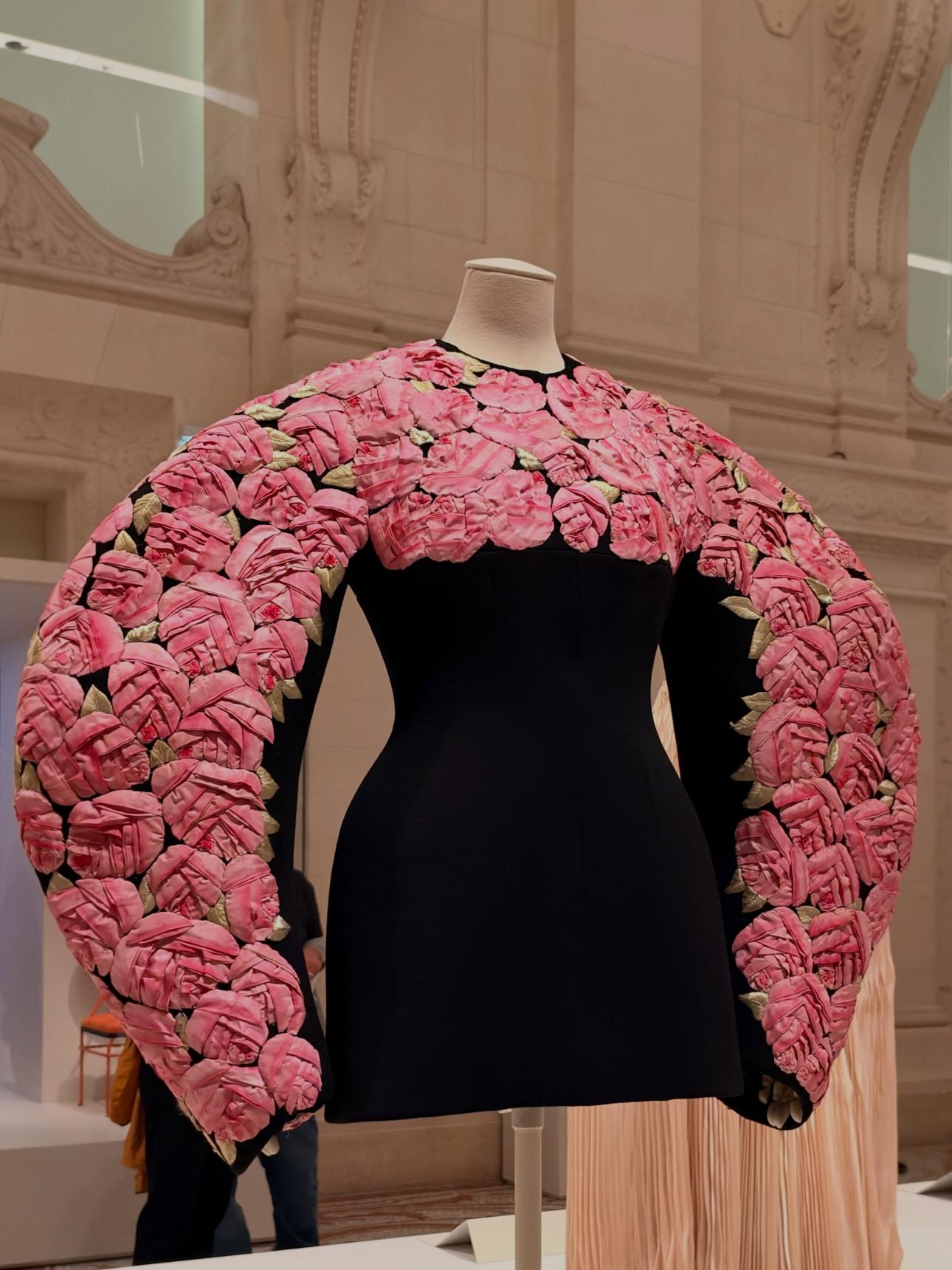  Από τον Dior και τον Saint Laurent μέχρι τον McQueen, η ιστορία της μόδας ξεδιπλώνεται στο Παρίσι 