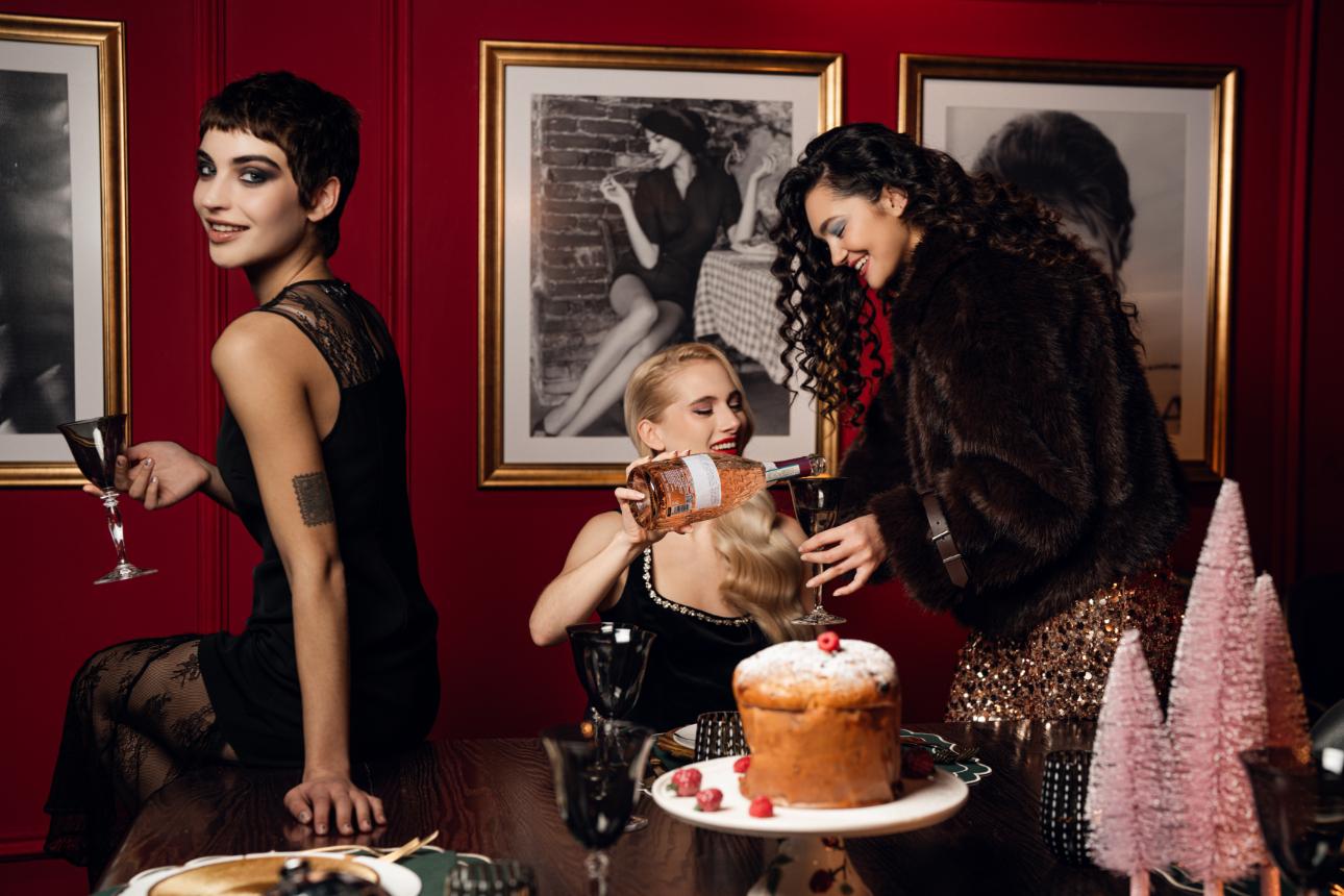 Οι τρεις καλεσμένες του πιο κομψού art de tabla απολαμβάνουν ένα δροσερό prosecco