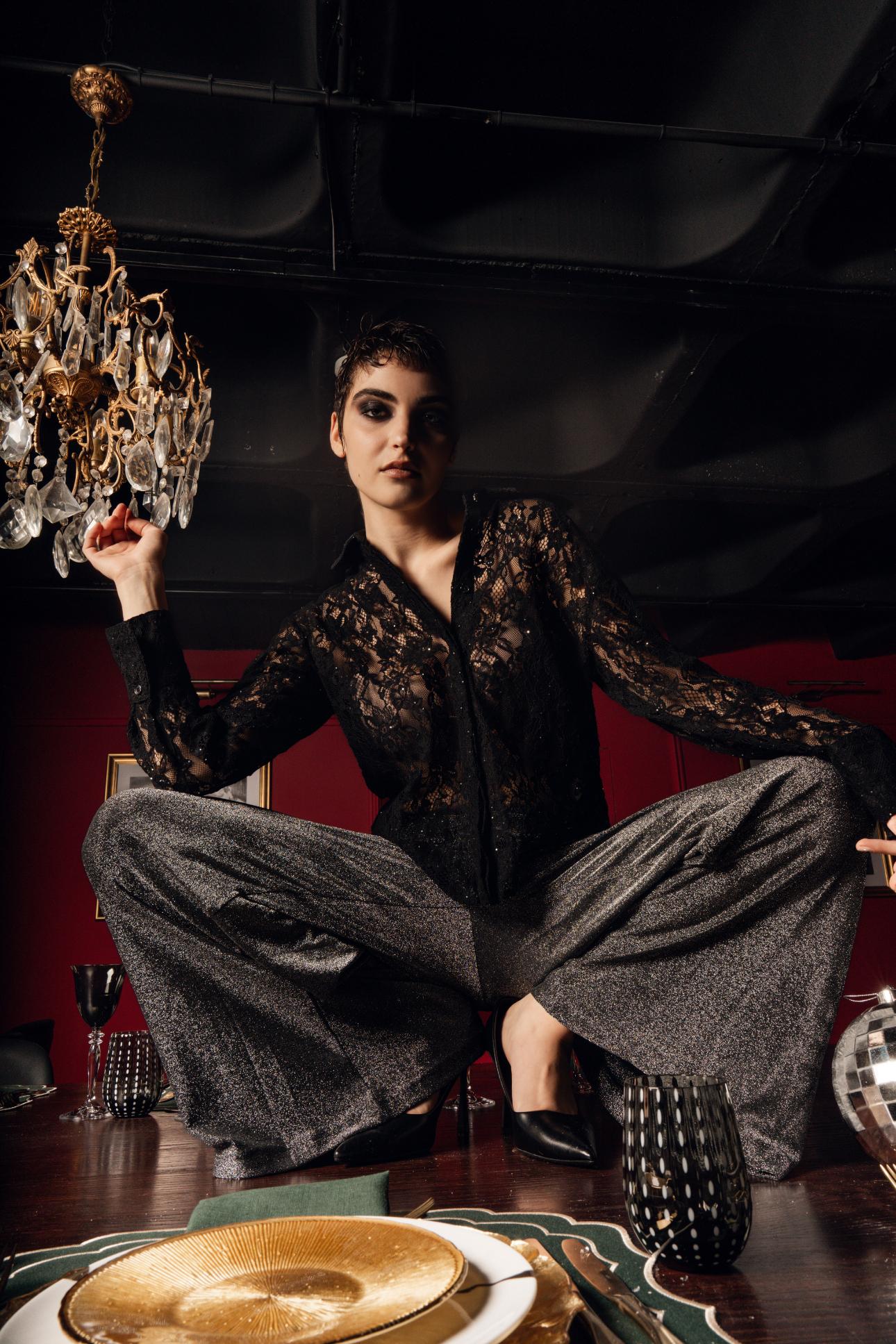 Η Ελέαννα με μαύρο δαντελένιο πουκάμισο και sparkly metallic παντελόνι Marks &amp; Spencer, μαύρες γόβες από προσωπική συλλογή