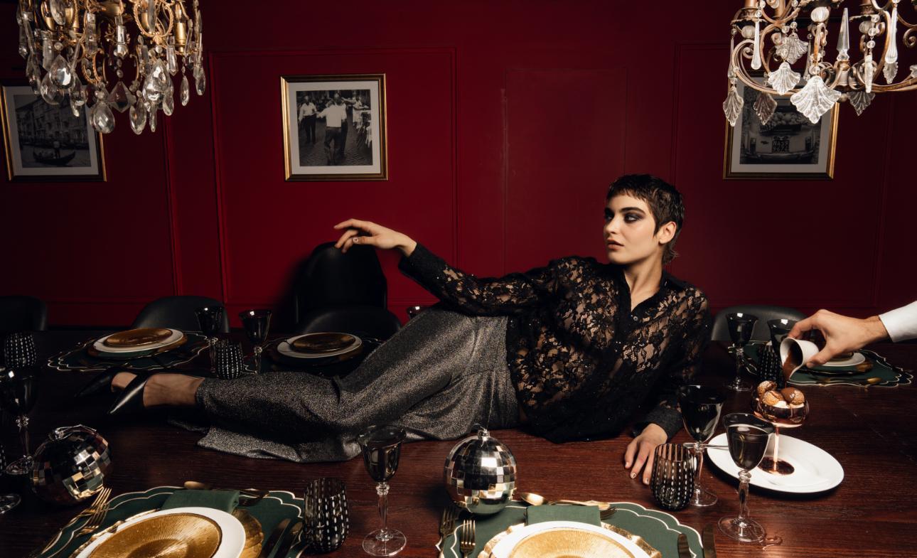 Η Ελεάννα χαλαρώνει πριν απολαύσει ένα υπέροχο προφιτερόλ