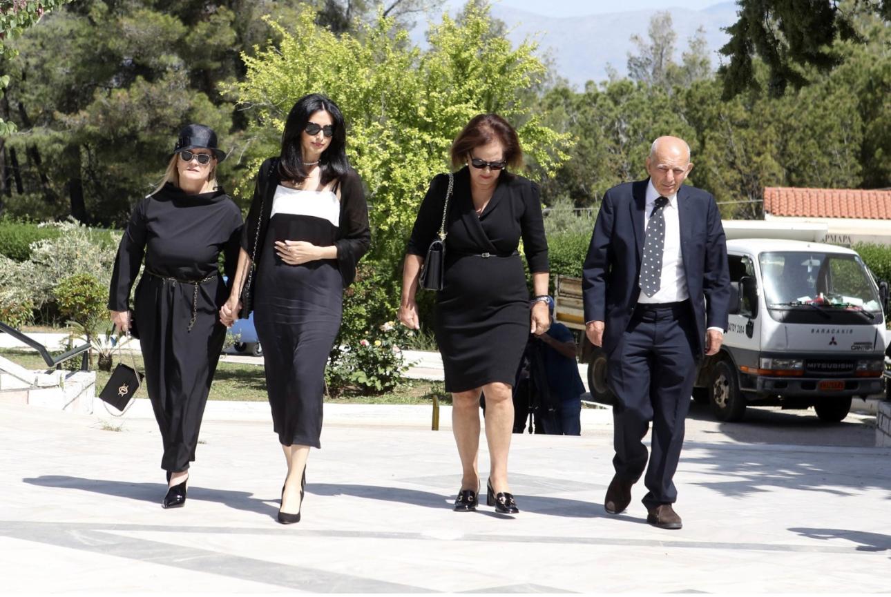 Η Έλενα Σαγανά στο τελευταίο αντίο στον Νίκο Γαλανό./Φωτογραφία: NDP