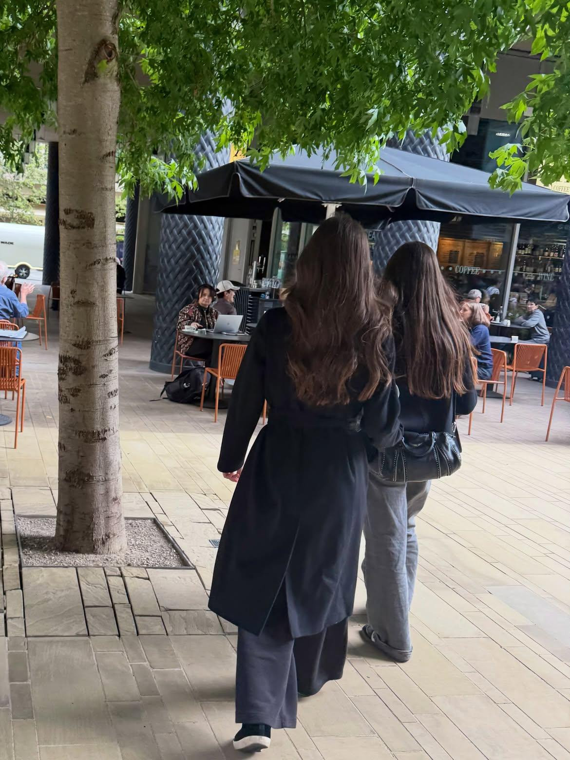 Η Λάρουα και η Βαλέρια/ @elenimenegaki