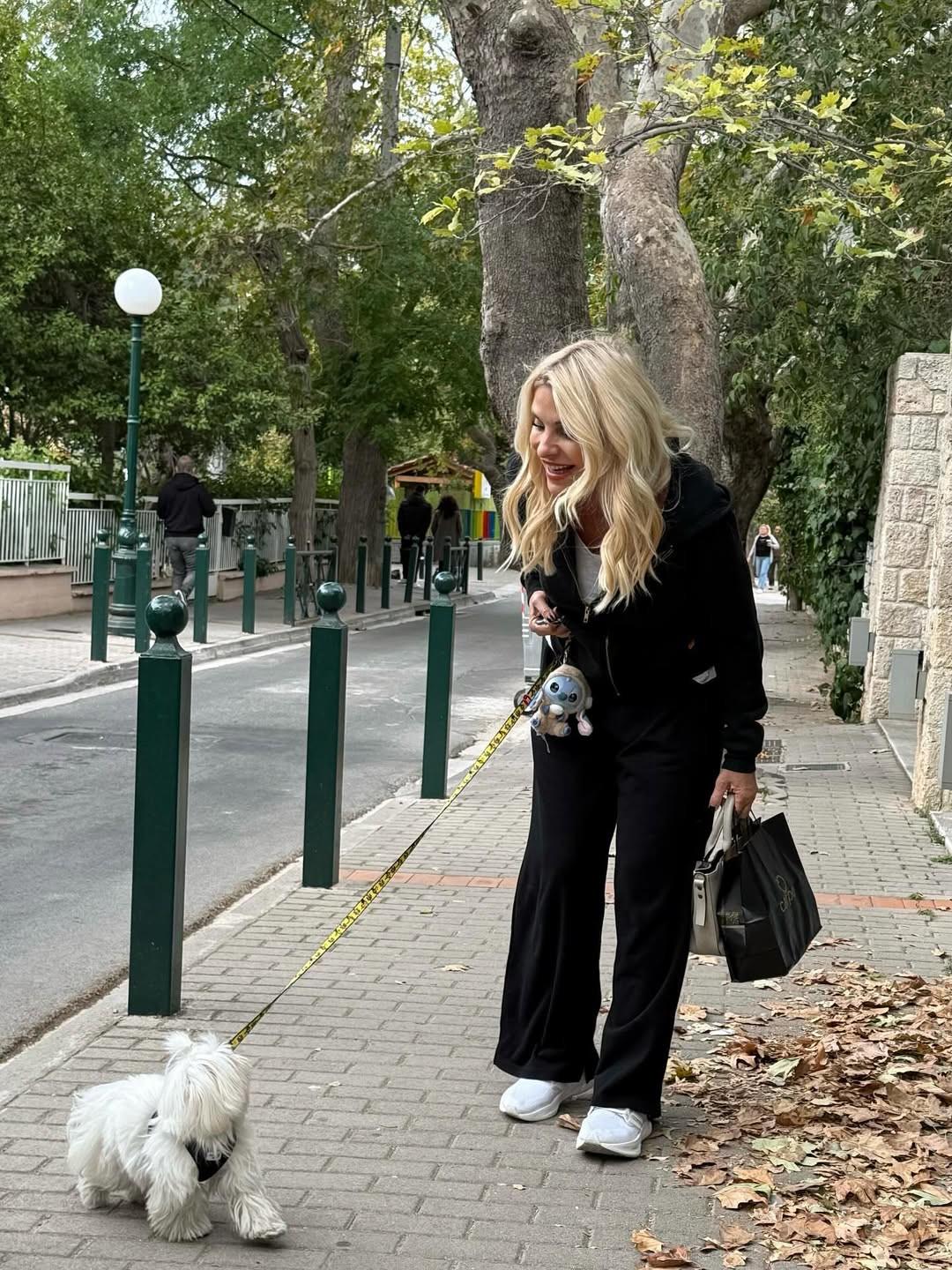  Χαλαρή και χαμογελαστή, με τον μικρό της σύντροφο να κλέβει την παράσταση.