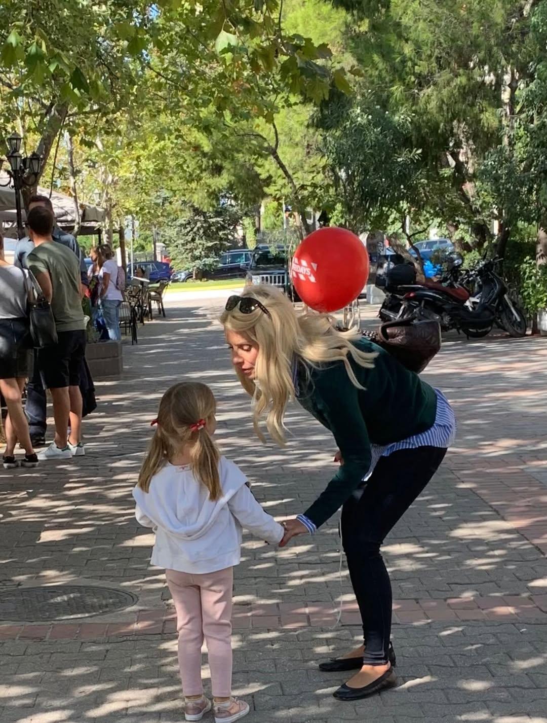 Η Ελένη Μενεγάκη βόλτα με την κόρη της - Φωτογραφία Instagram/@elenimenegaki