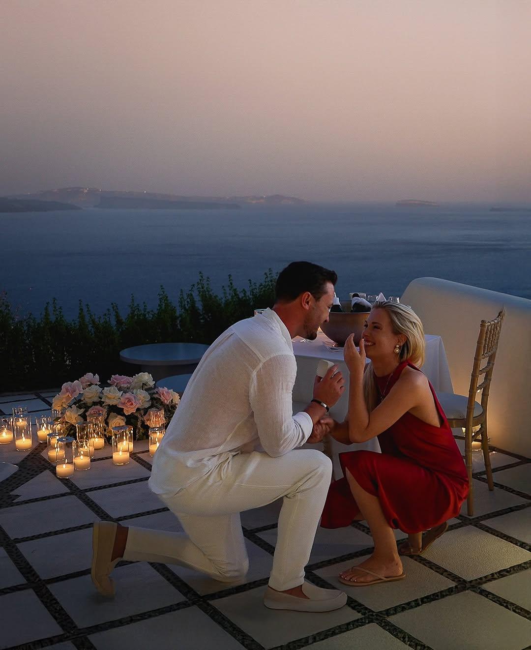 Η λαίδη Ελίζα Σπέσερ αρραβωνιάστηκε στη Σαντορίνη τον περασμένο Ιούλιο/ @elizavspencer 