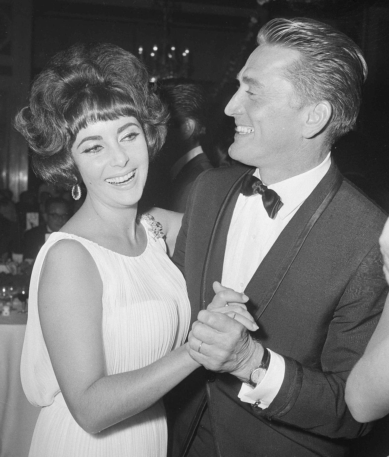 Η Ελίζαμπεθ Τέιλορ με φόρεμα Valentino χορεύει με τον ηθοποιό της ταινίας «Σπάρτακος», Κερκ Ντάγκλας το 1961/Φωτογραφία: AP Photo