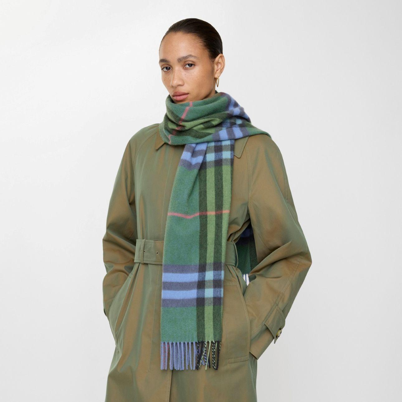Κασκόλ Burberry, €495 / Φωτογραφία: Burberry 