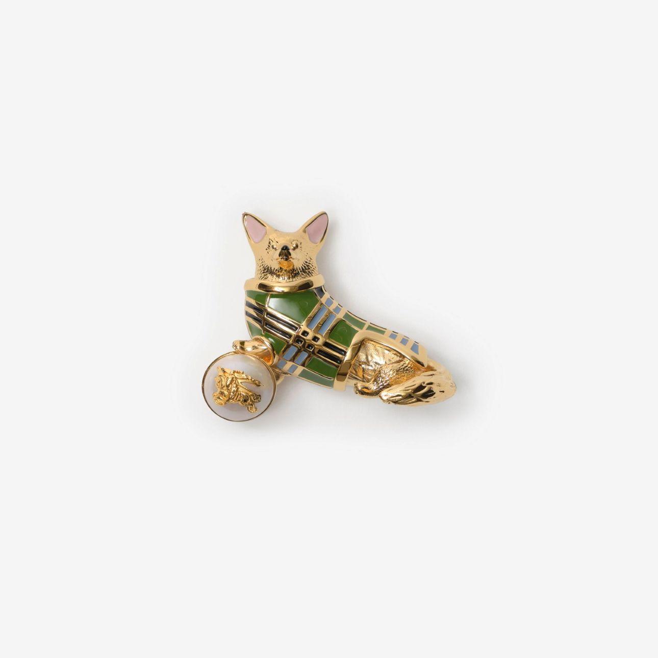 Καρφίτσα Burberry, €425 / Φωτογραφία: Burberry 