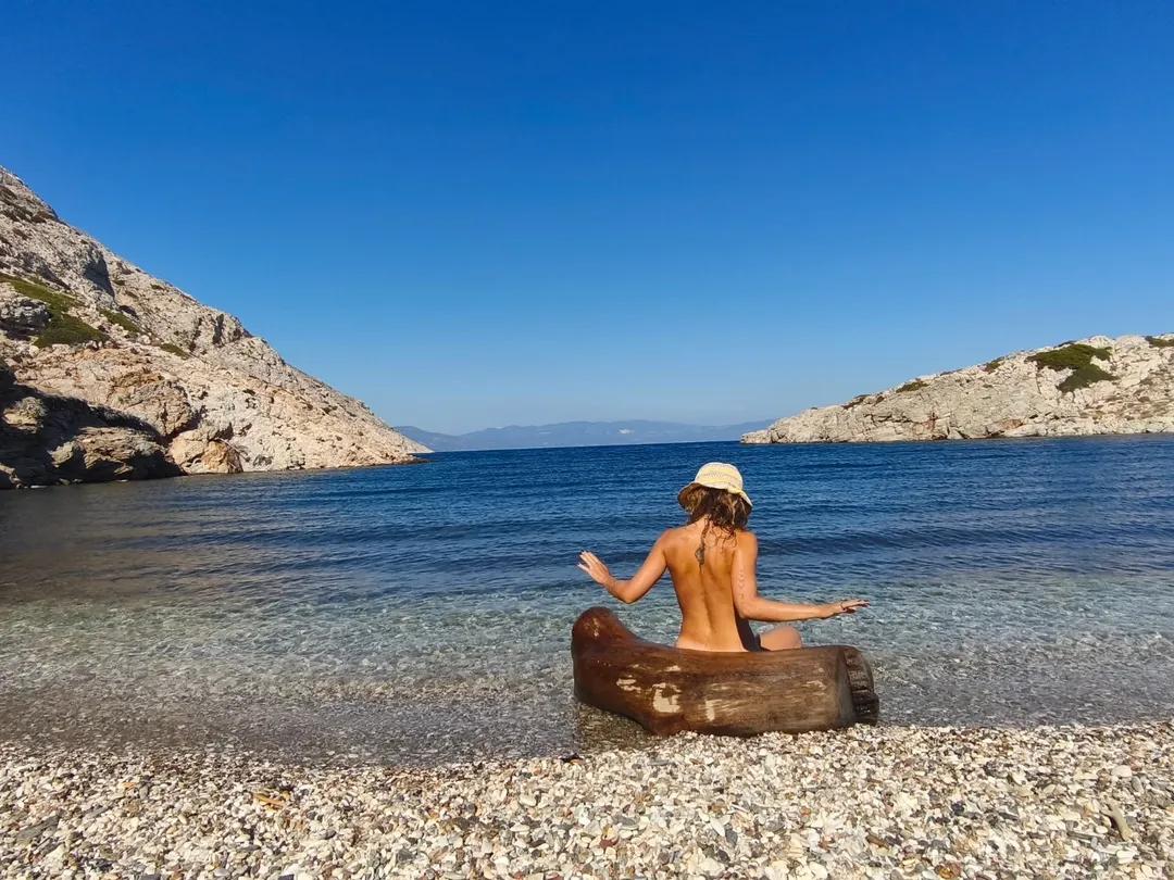  Η Έλλη Τρίγγου στην παραλία χωρίς μαγιό/ Φωτογραφία: Instagram/ @ellitringou 