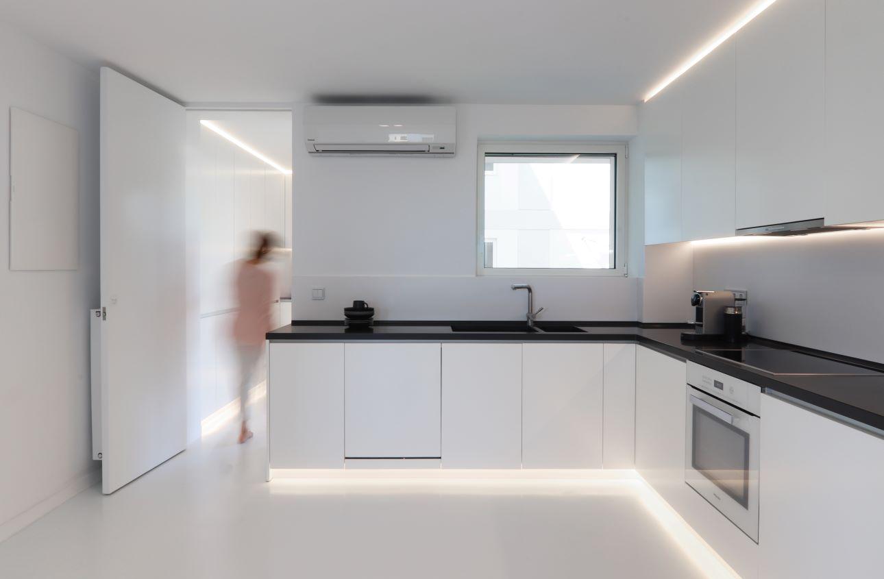 Το καθιστικό συνδέθηκε με μια open-plan κουζίνα και μια τραπεζαρία,  Φωτογραφία: Βασίλης Ζούπας  