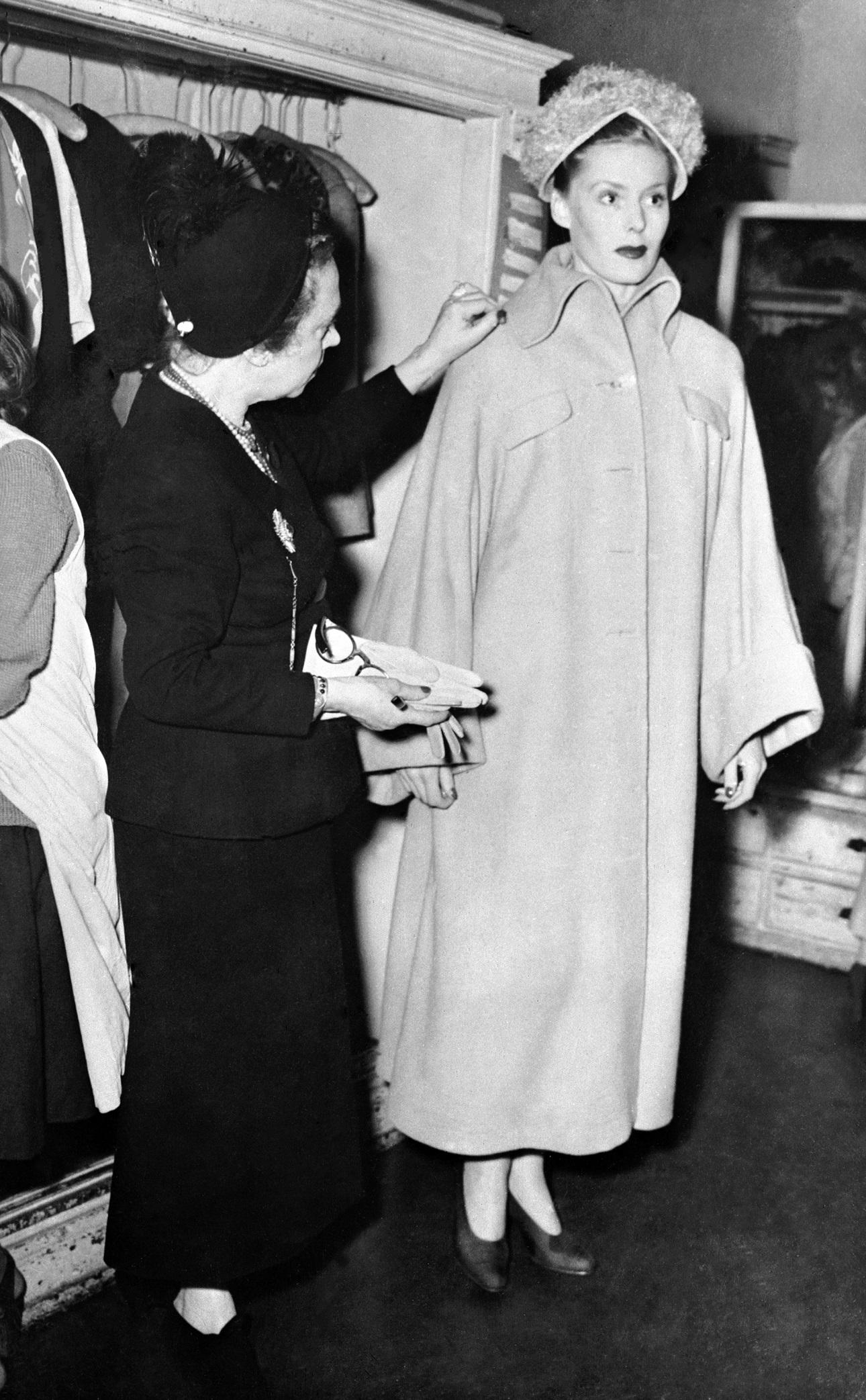 Η Elsa Schiaparelli με μοντέλο/ AP Images
