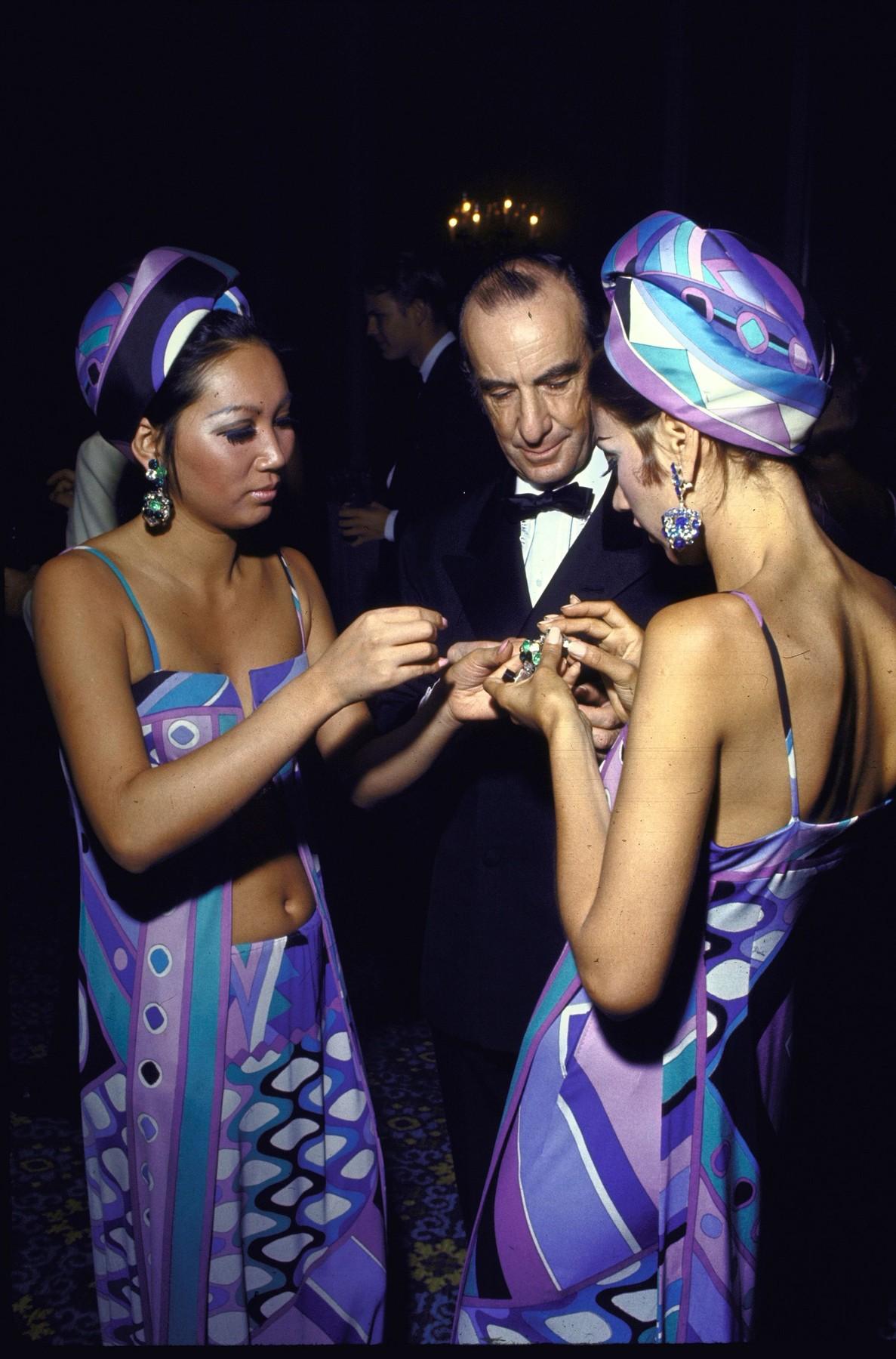 Ο σχεδιαστής μόδας Emilio Pucci με μοντέλα στα διεθνή εγκαίνια του Paradise Hotel and Casino, Paradise Islands, Μπαχάμες, 1968/Φωτογραφία: Profimedia