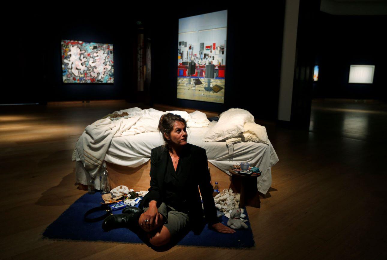 Η Τρέισι Έμιν ποζάρει μπροστά σε έργο της/ Φωτογραφία: AP