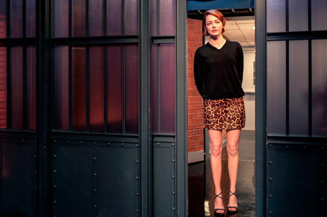 Η Έμμα Στόουν με μαύρο πουλόβερ και μίνι φούστα με λεοπάρ μοτίβο/Φωτογραφία: Getty 
