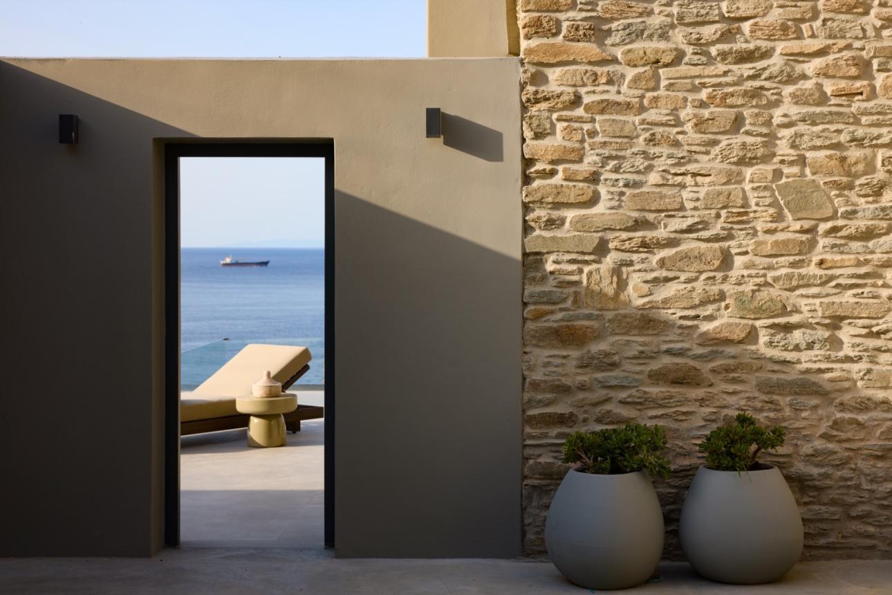  Η Villa Apollo επενδύει στη διακριτική πολυτέλεια και στη σχέση με το τοπίο της Τήνου. 
