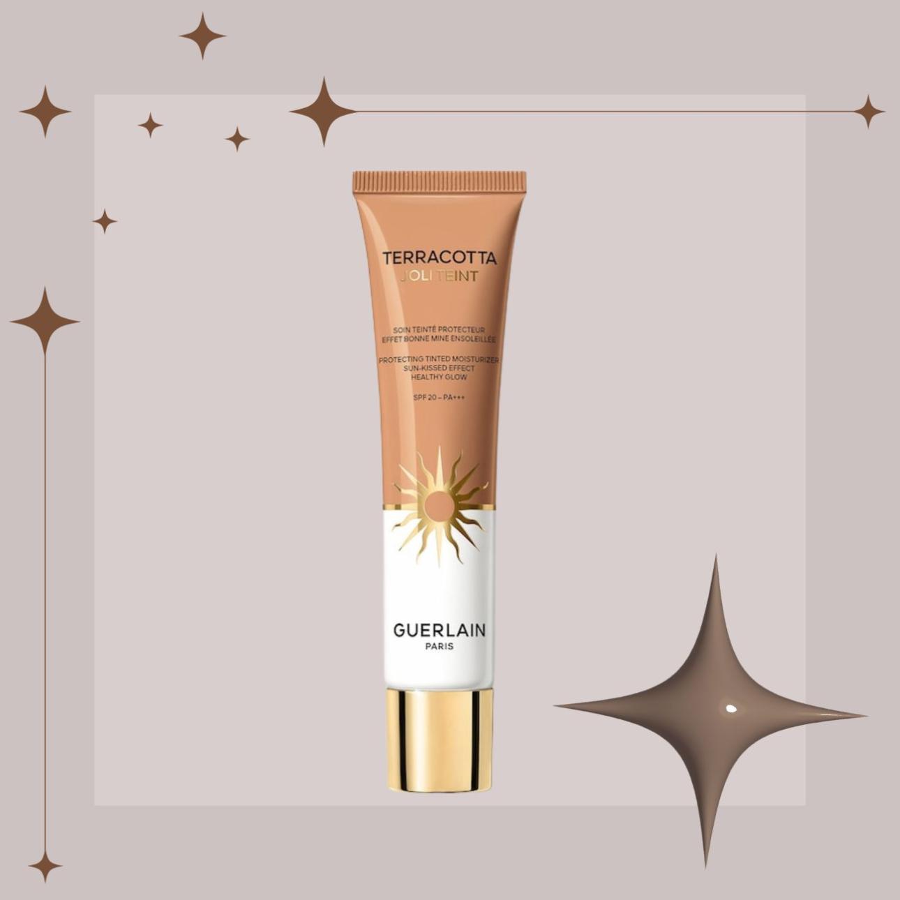Terracotta Joli Teint - Protecting Tinted Moisturizer 30 Sunwarm, Guerlain / Mε γλυκερίνη, υαλουρονικό οξύ και 90% φυσικής προέλευσης συστατικά, χαρίζει φυσικά λαμπερή όψη και παρέχει buildable κάλυψη.