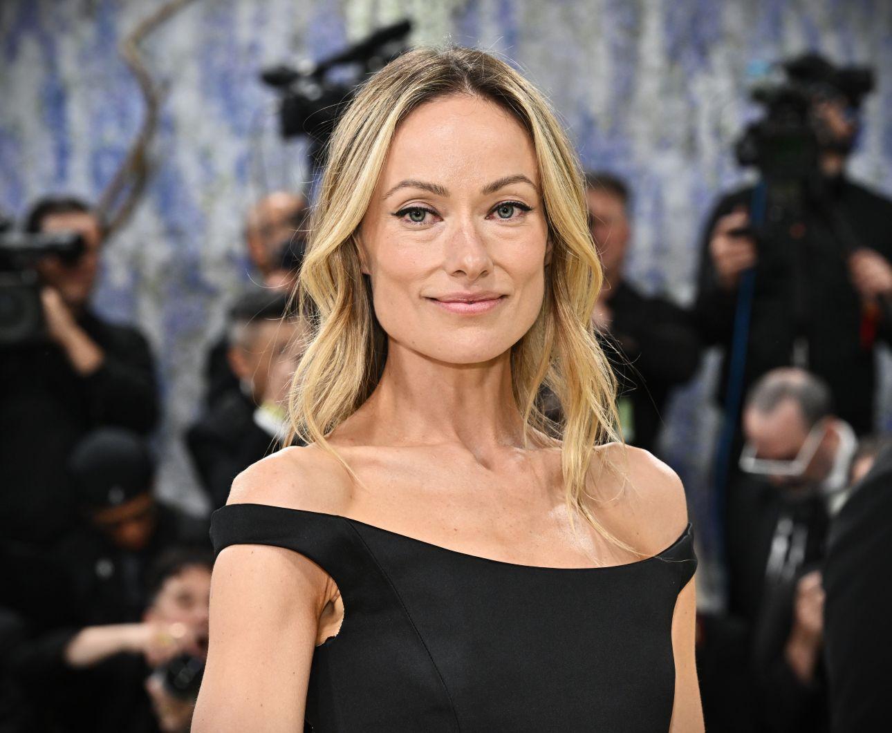 Πολλές celebrities είτε συμμετέχουν σε wellness podcasts, είτε είναι οικοδέσποινες οι ίδιες, τονίζοντας τη σημασία της αλλαγής τρόπου ζωής και της συνειδητοποίησης των αλλαγών που φέρνει η εμμηνόπαυση στη ζωή μιας γυναίκας. (Olivia Wilde  / photo credit: AP) 
