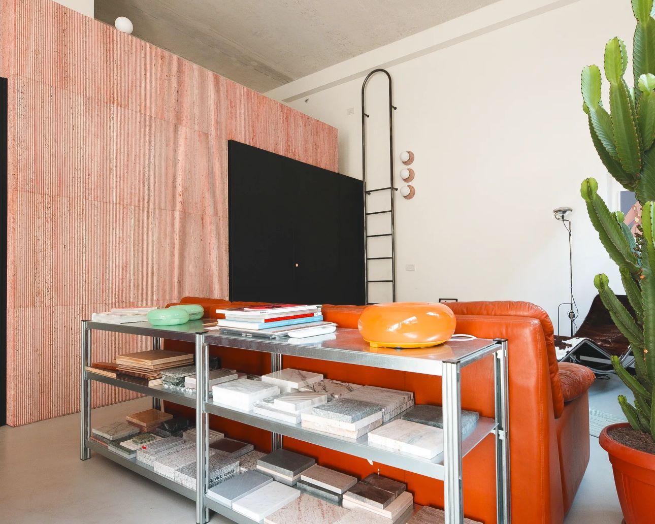 Με την αφαίρεση των τοίχων, η διαρρύθμιση βασίζεται σε έπιπλα και διακοσμητικά αντικείμενα/ Φωτογραφία: Atelierzero 