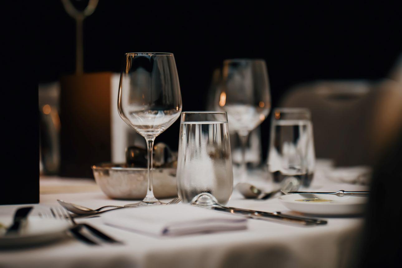 Στρώσιμο τραπεζιού/ Φωτογραφία: Unsplash 