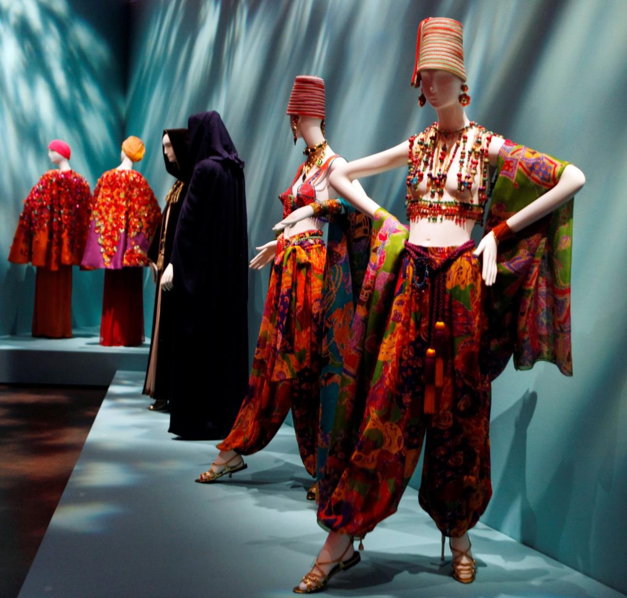 Ρούχα εμπνευσμένα από το Μαρόκο, μέρος της συλλογής Imaginary Journeys, τα οποία εκτέθηκαν στην έκθεση «Yves Saint Laurent: The Retrospective» στο Μουσείο Τέχνης του Ντένβερ στο Κολοράντο και πραγματοποιήθηκε το 2012./Φωτογραφία: AP Images