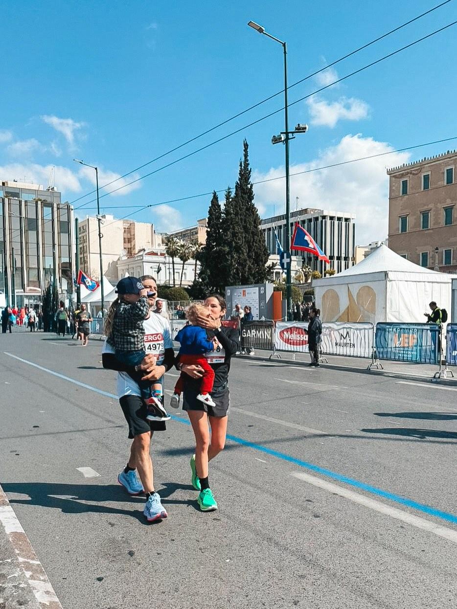 Εριέττα Κούρκουλου και Βύρων Βασιλειάδης με τους γιους τους/ @livewithlove_erietta