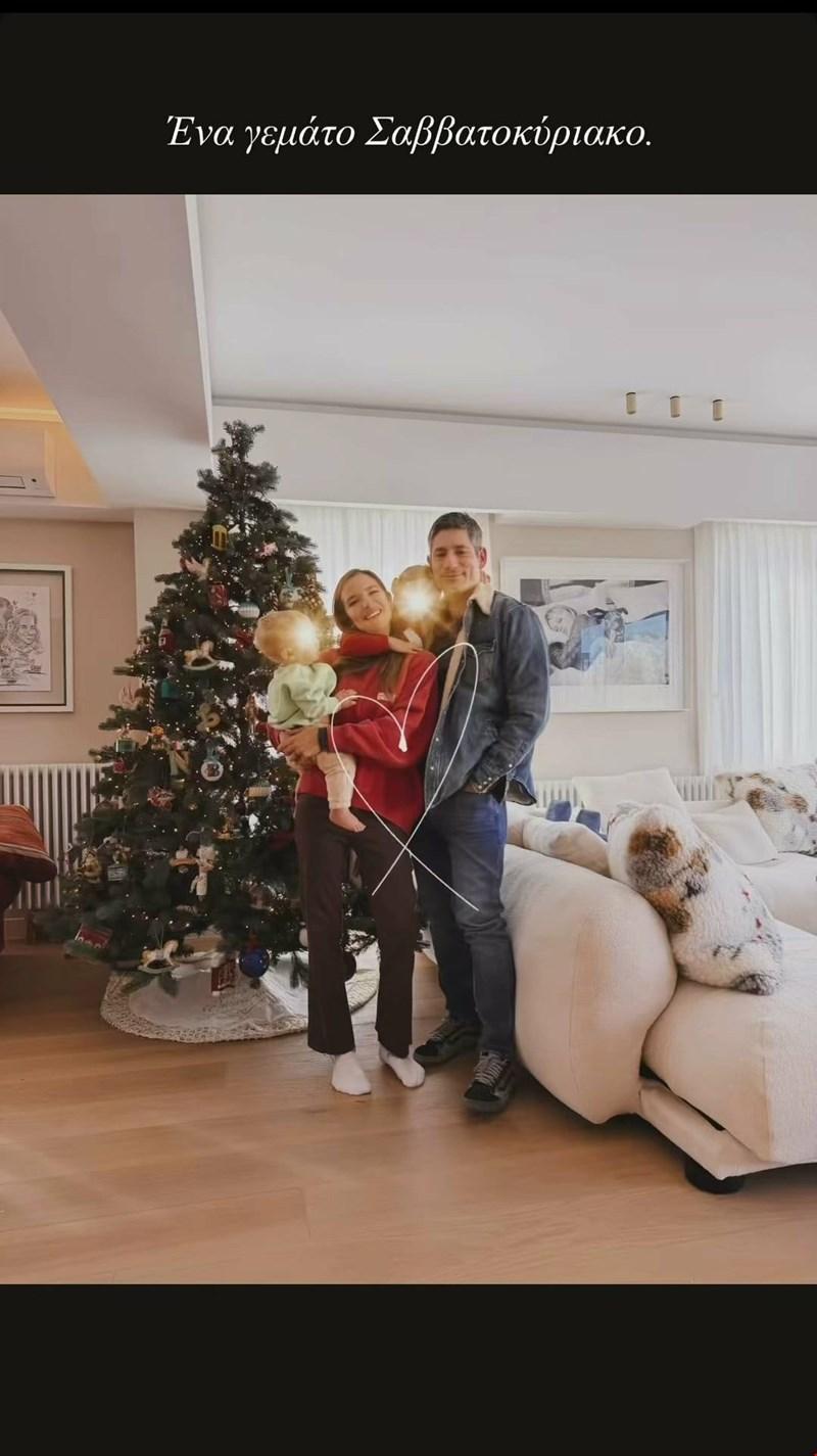 Η οικογενειακή φωτογραφία μπροστά στο χριστουγεννιάτικο δέντρο. 