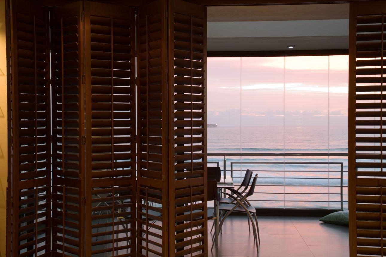 Ανοιχτά ή κλειστά, τα εσωτερικά παντζούρια πλαισιώνουν τη θέα σαν ένα ζωντανό κάδρο και προσθέτουν βάθος στον χώρο/ Φωτογραφία: Shutterstock