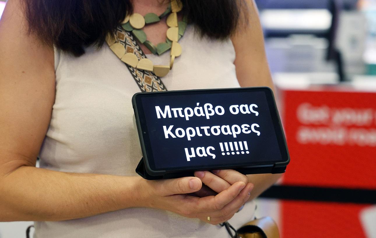 Το κοινό περίμενε να συγχαρεί την Εθνική ομάδα πόλο γυναικών/ NDP Photo Agency