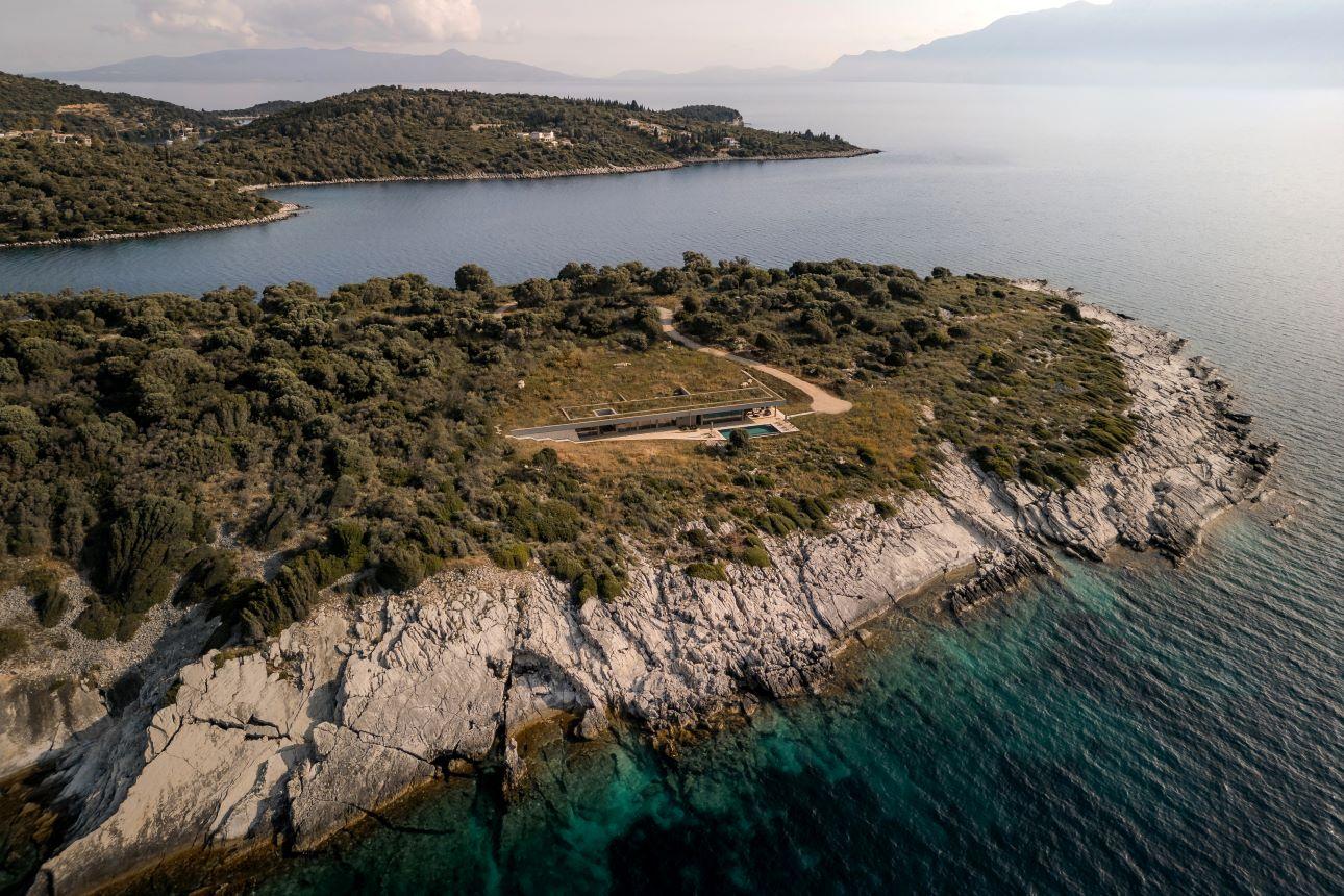 Η χερσόνησος παρέμενε έως σήμερα ακατοίκητη, γεγονός που καθιστά την κατοικία την πρώτη ανθρώπινη παρέμβαση στην περιοχή/ Φωτογραφία: Τριαντάφυλλος Ξανθόπουλος   