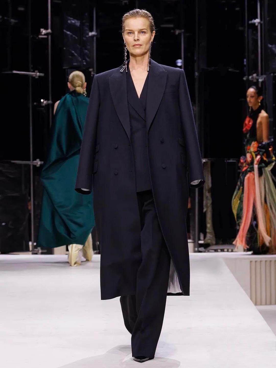 Η Εύα Χερτζίκοβα στην πασαρέλα του Givenchy/ Φωτογραφία: Instagram/ @evaherzigova