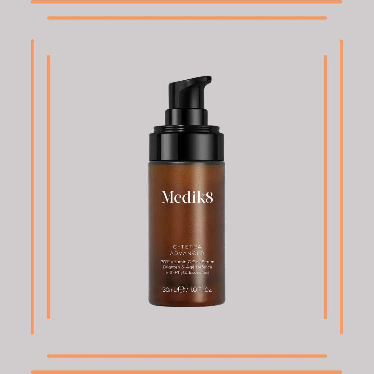 C-Tetra® Advanced Serum, Medik8 Ορός με ένα έξυπνο σύμπλεγμα συστατικών, συνδυάζει ισχυρή, σταθεροποιημένη 20% βιταμίνη C με επανορθωτικά φυτο-εξωσώματα και παν-αντιοξειδωτική ακετυλοζινγερόνη για να εξουδετερώσει τις επιπτώσεις γήρανσης των ελεύθερων ριζών. Είναι κλινικά αποδεδειγμένο ότι φωτίζει το δέρμα και βελτιώνει ορατά τις ρυτίδες σε 7 ημέρες με 0% διαταραχή του υδρολιπιδικού φραγμού. Έχει σχεδιαστεί για ορατή λάμψη υψηλής απόδοσης, λείανση του δέρματος και καθημερινή αντιοξειδωτική άμυνα.