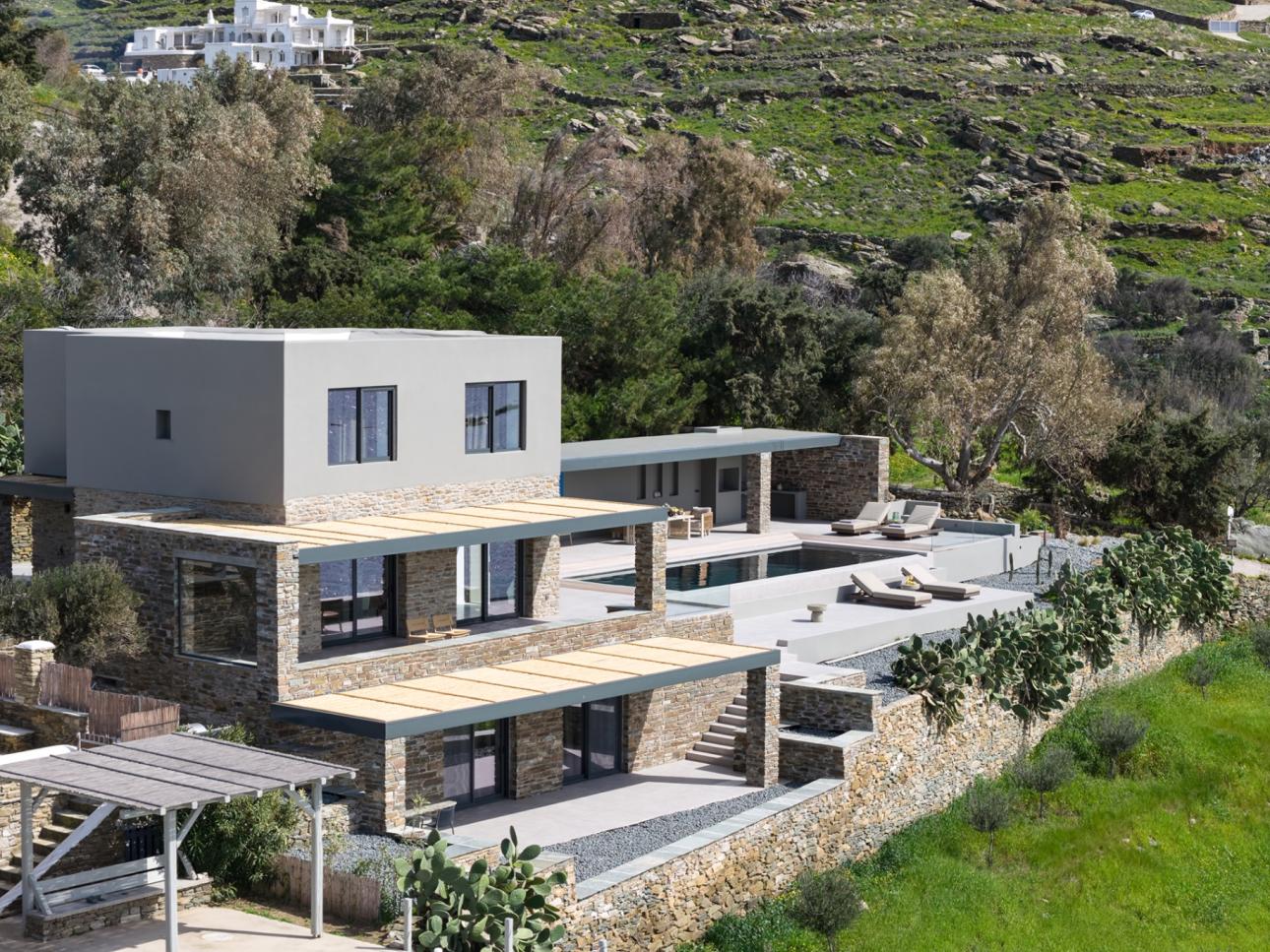  Η Villa Apollo στα Κιόνια συνδυάζει την κυκλαδίτικη αρχιτεκτονική με σύγχρονη αισθητική και ανεμπόδιστη θέα στο Αιγαίο. 