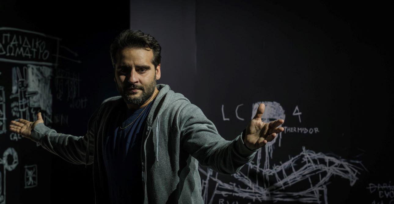 Ο Κωνσταντίνος Μπιμπής στον «Εχθρό του Λαού»/ Φωτογραφία: Πατροκλος Σκαφιδάς