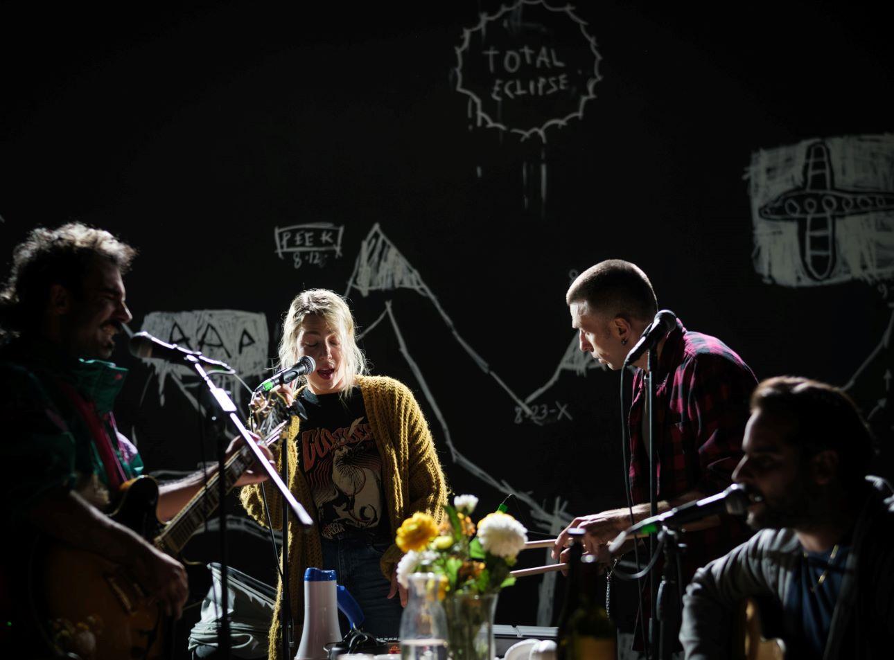 Σκηνή από την παράσταση/ Φωτογραφία: Πατροκλος Σκαφιδάς 