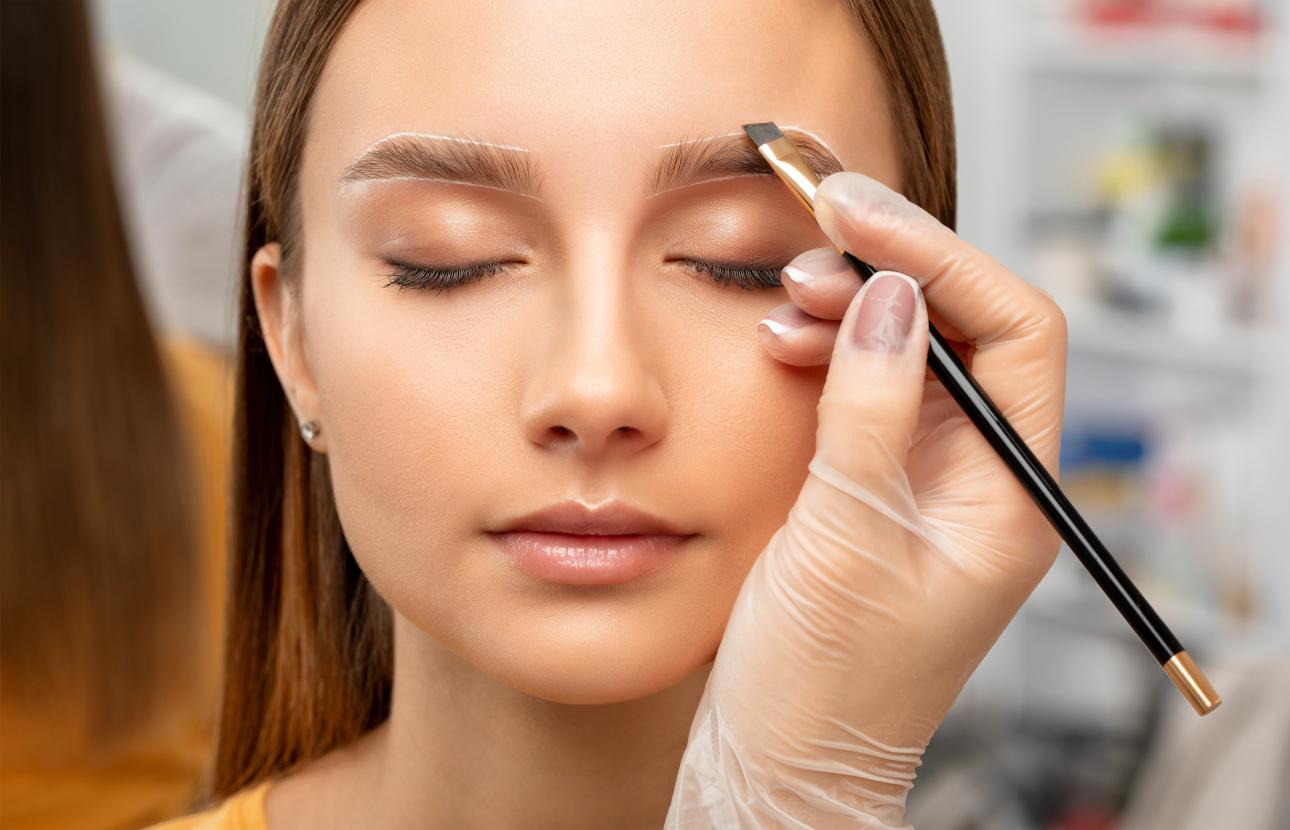Περιποίηση φρυδιών/ Φωτογραφία: Shutterstock