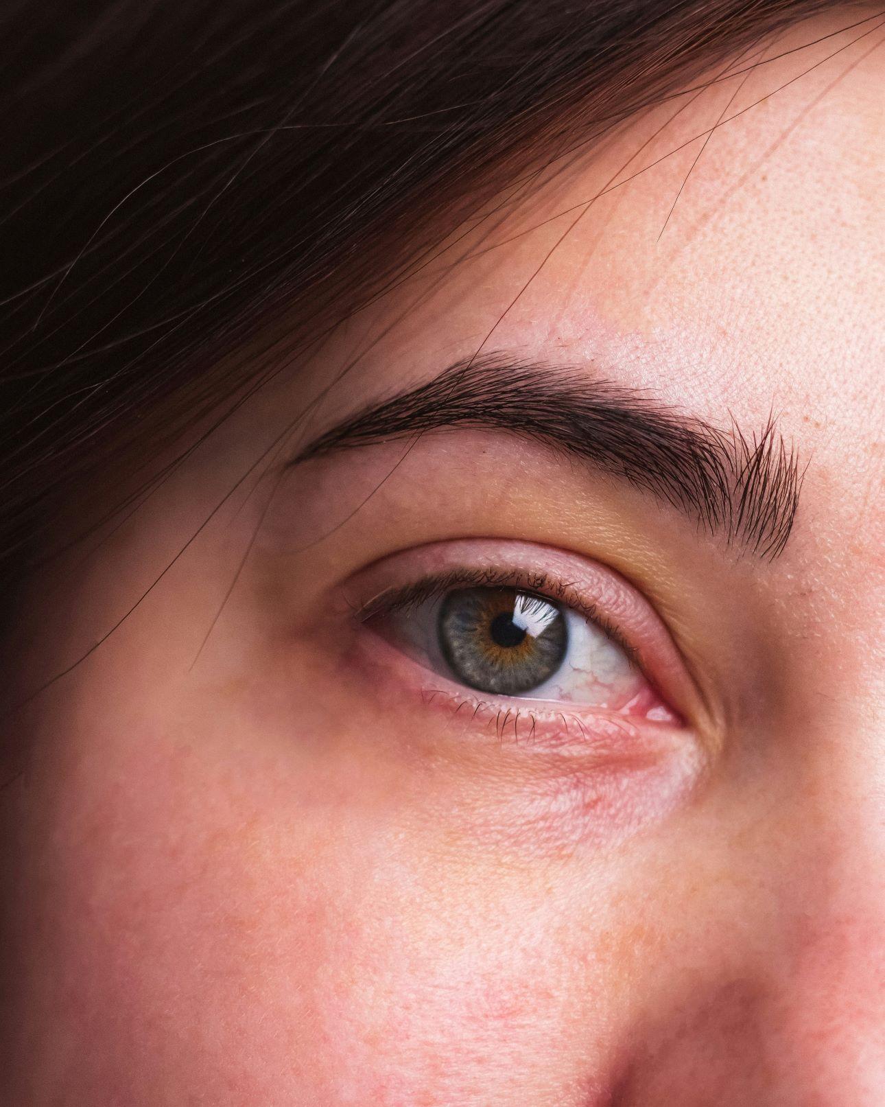 Για την περιποίηση των φρυδιών στο σπίτι είναι απαραίτητα τα κατάλληλα εργαλεία/ Φωτογραφία: Unsplash