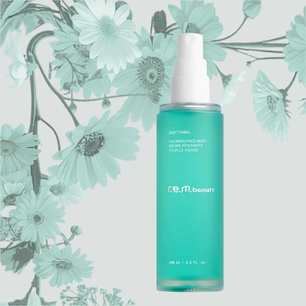 Mist Thing Calming Face Mist, Rem Beauty Με άρωμα φυσικού αιθέριου ελαίου λεβάντας, εκχύλισμα νερού χαμομηλιού για αίσθηση απαλότητας και ενυδάτωσης, και πορτουλάκα, που διαθέτει ένα καταπραϋντικό, χαλαρωτικό άρωμα που αναζωογονεί τις αισθήσεις.