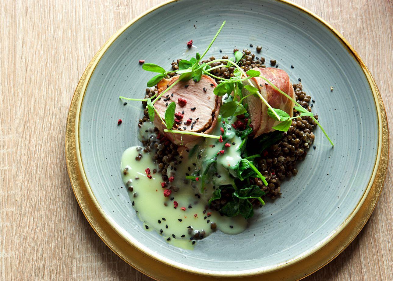 Μαύρες φακές με χοιρινό/ Φωτογραφία: Shutterstock