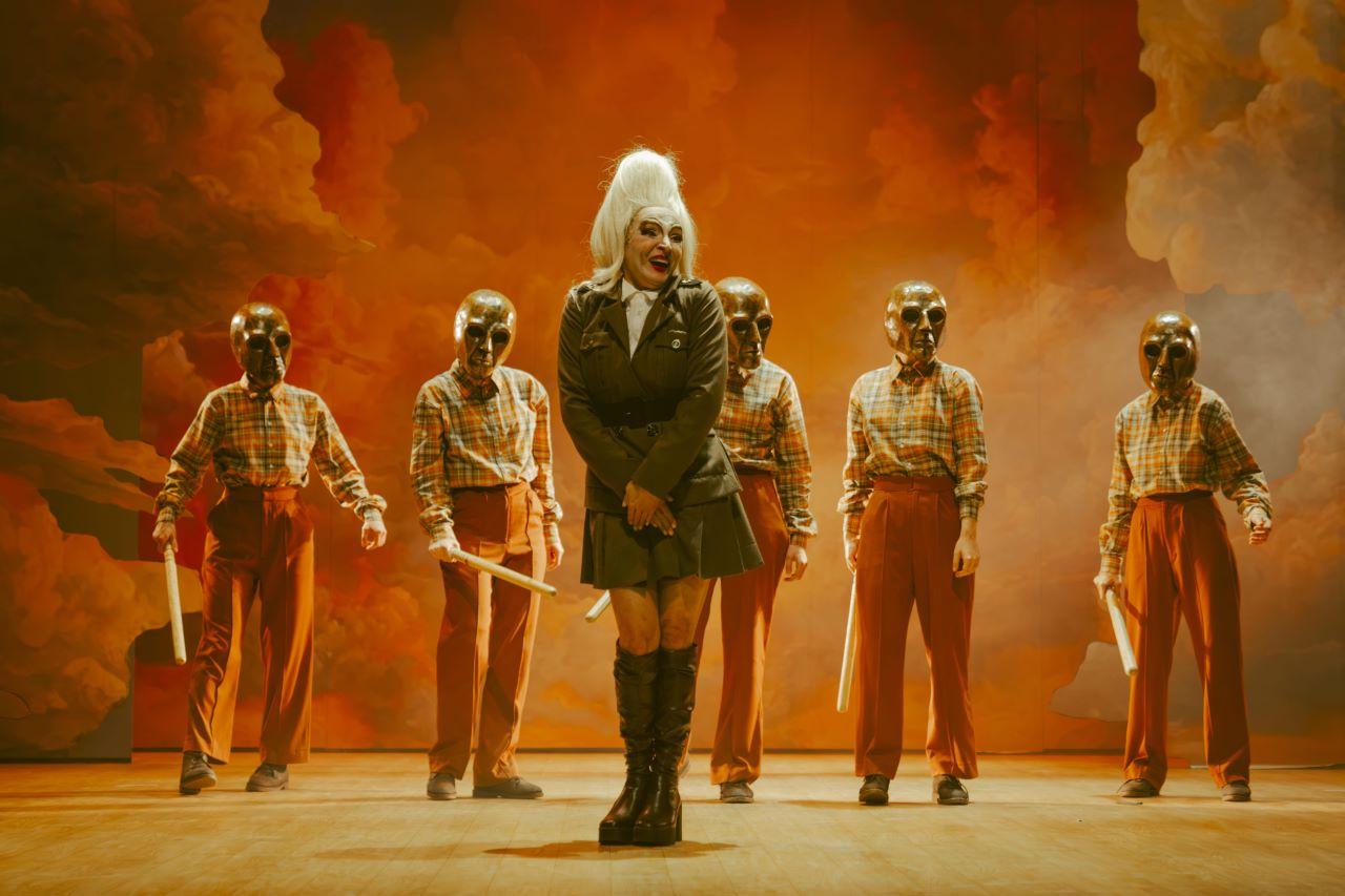 Η Κωνσταντίνα Τάκαλου  θέατρο 