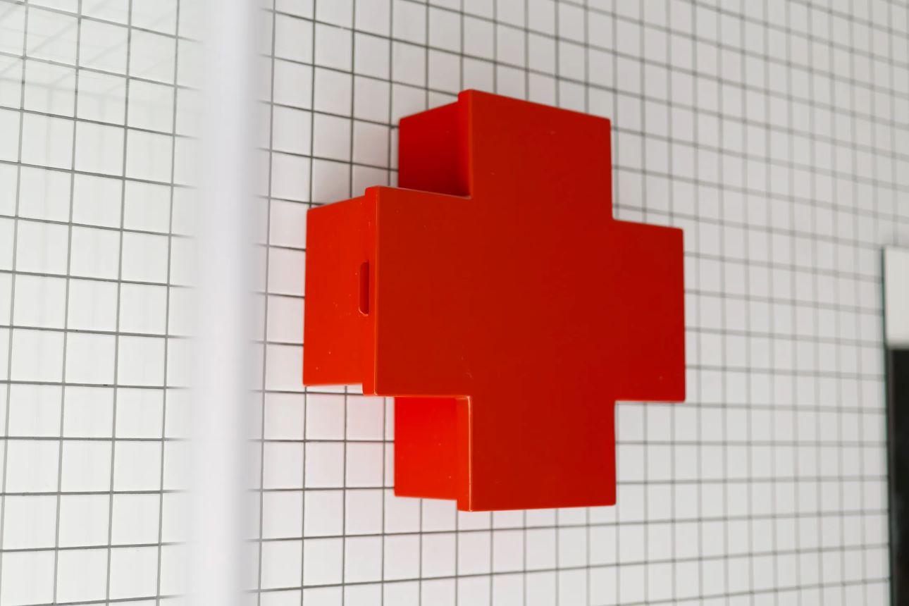 Το κόκινο ντουλάπι φαρμακείου στο μπάνιο του σπιτιού/ Φωτογραφία: Associates Architecture   