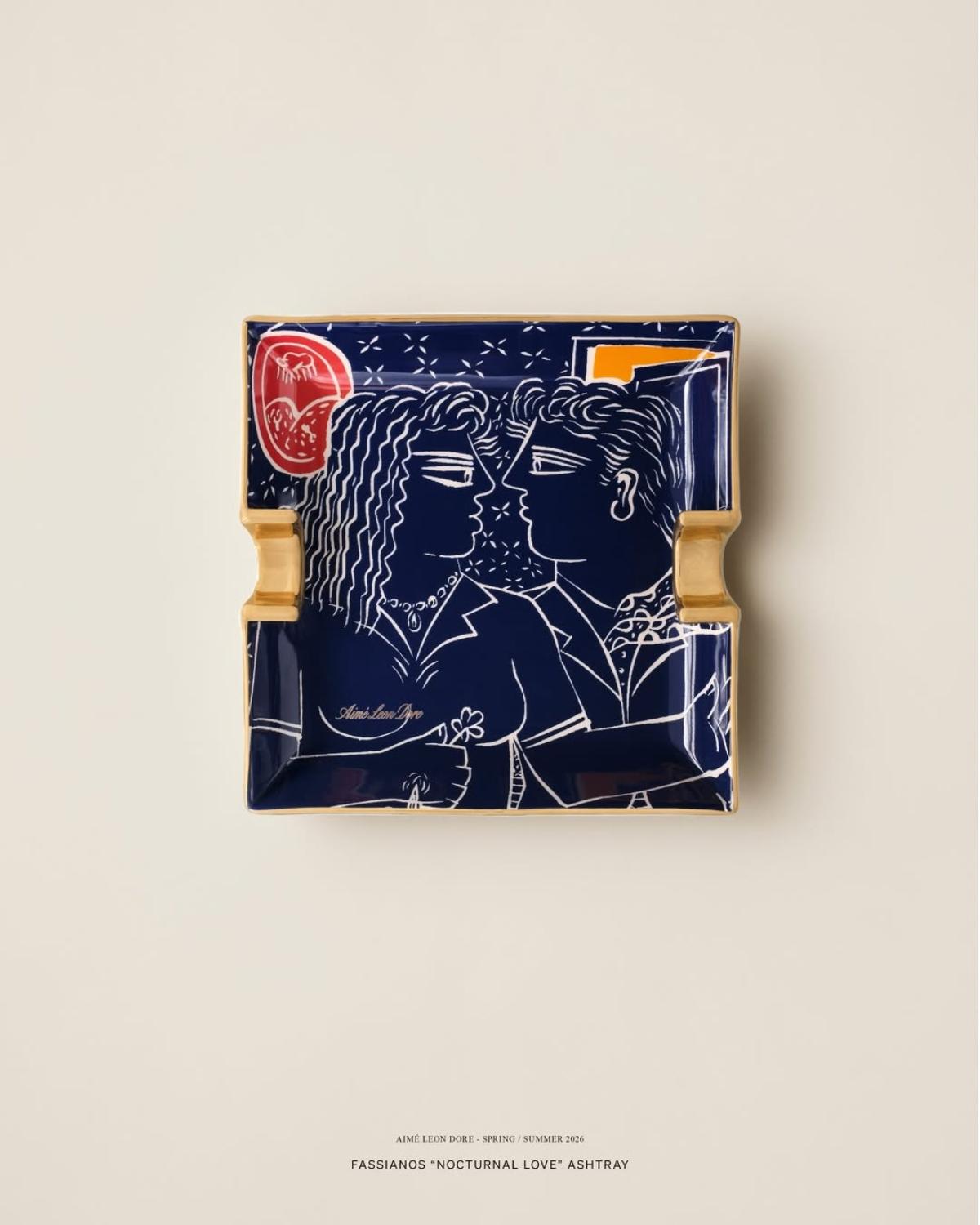  Η καλλιτεχνική αναφορά επεκτείνεται και σε αντικείμενα design, όπως βάζα, τασάκια και θήκες καρτών. 