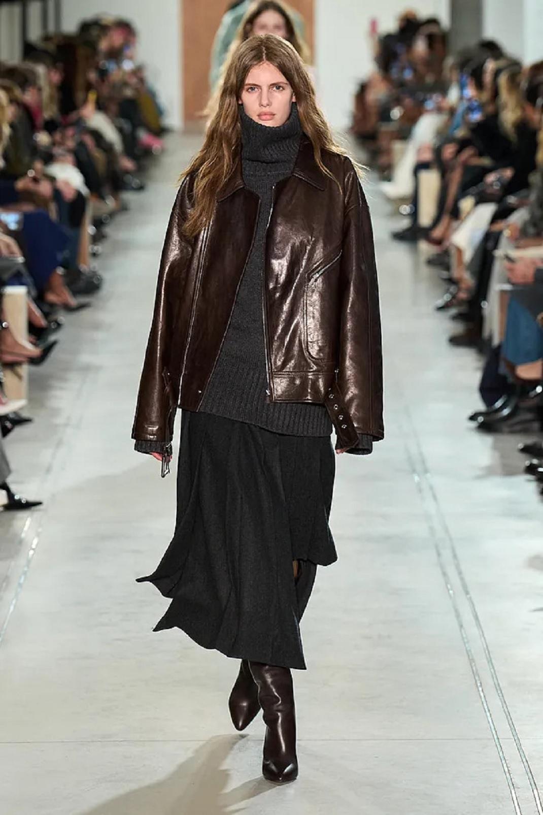 Καφέ τζάκετ με γκρι πουλόβερ από τον Calvin Klein/Φωτογραφία: AP