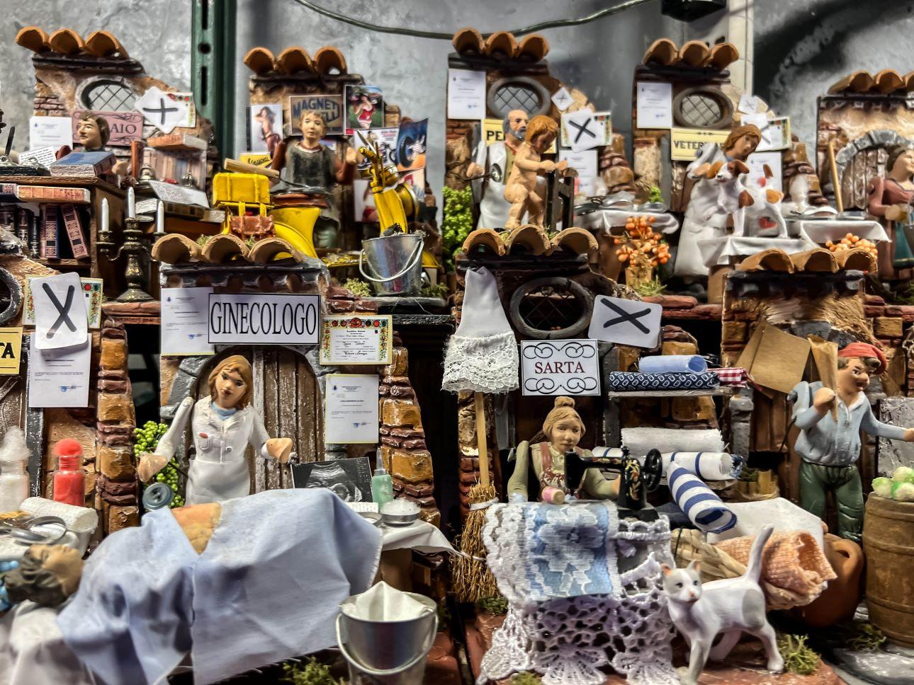 Φάτνες που πωλούνται στη Via San Gregorio Armeno στη Νάπολη/ Φωτογραφία: Shutterstock   